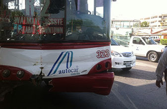 Par de animales: chofer de Autocar lesiona a sus pasajeros al estamparse con semáforo y taxista atropella a peatón
