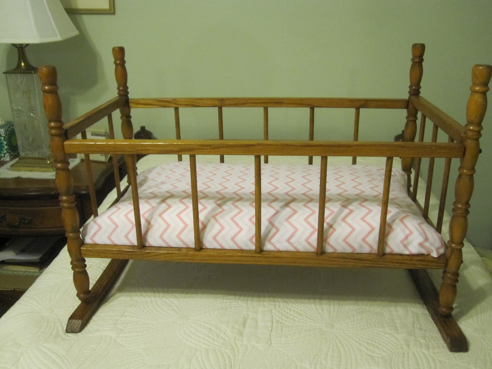 Happy Cottage Quilter Baby doll bed