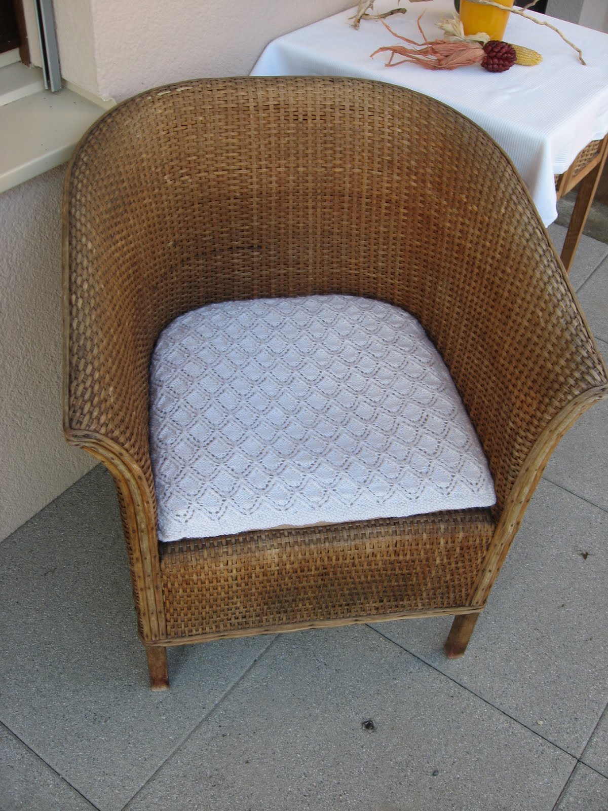 Bernis Strickwelt Kissen für den Korbstuhl