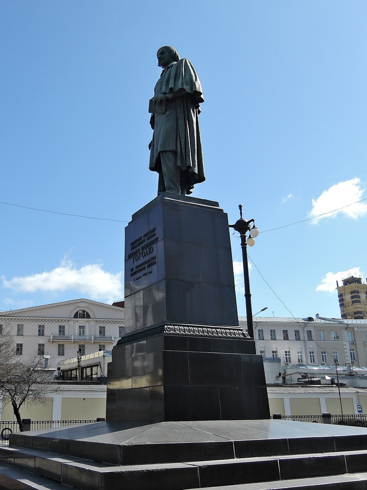 памятник гоголю москва