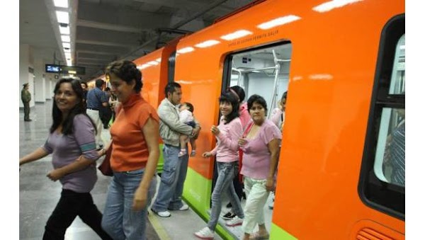 Un joven se arrodilla y pide matrimonio a su novia en un vagón del Metro de la CdMx (VIDEO) Un joven se arrodilla y pide matrimonio a su novia en un vagón del Metro de la CdMx (VIDEO)