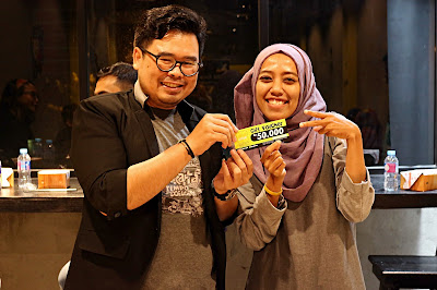 Penyerahan hadiah door prize bedah buku The Best Of India Penyerahan hadiah door prize bedah buku The Best Of India