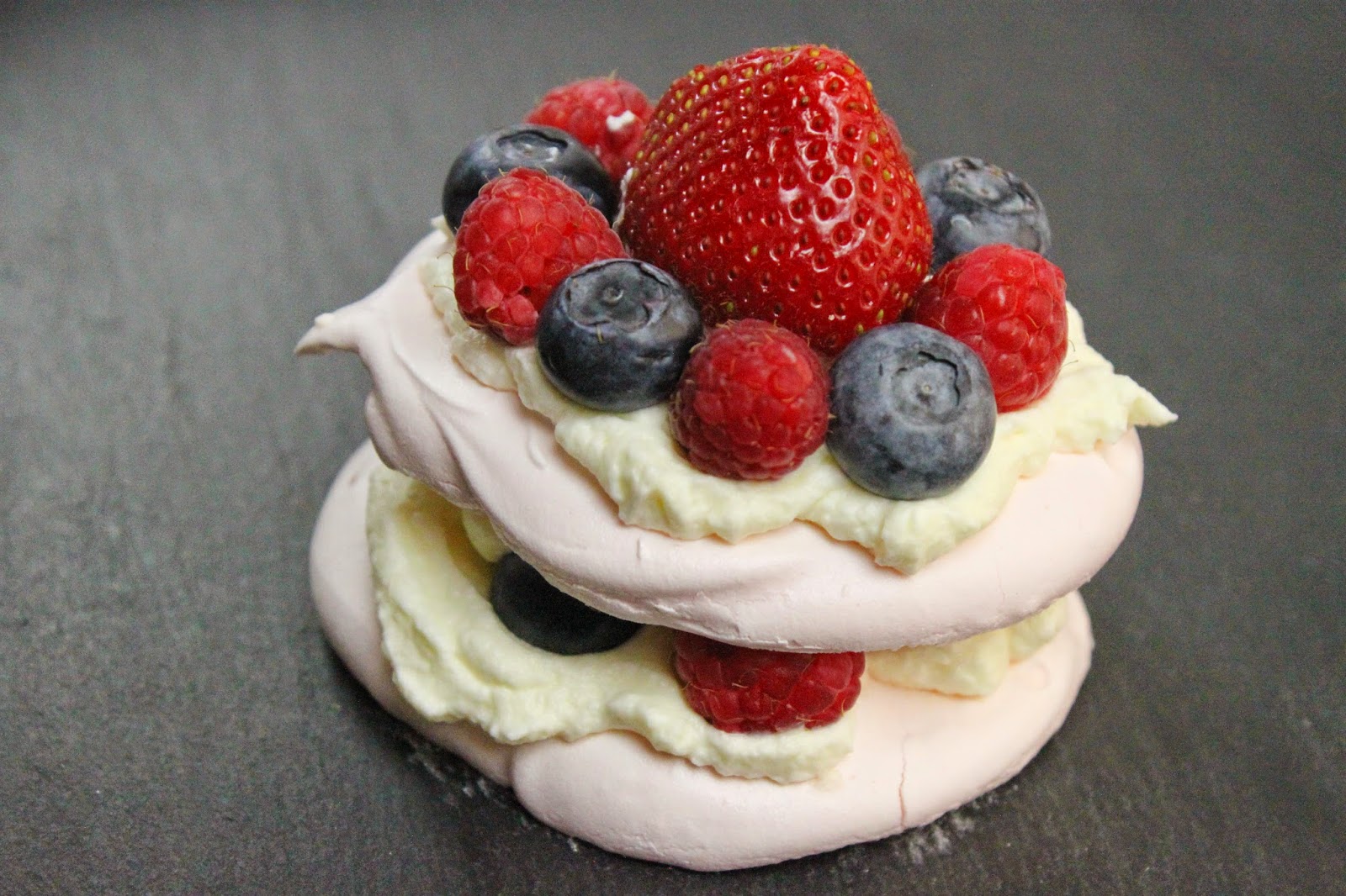 Bild einer kleinen rosa Pavlova Torte