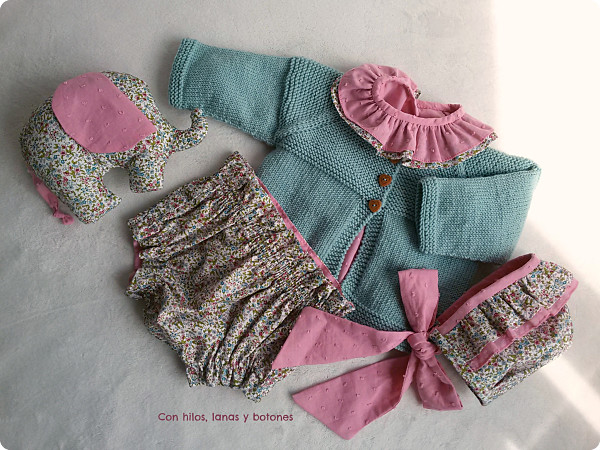 Con hilos, lanas y botones: conjunto blusa, cubrepañal, capota chaqueta para bebé