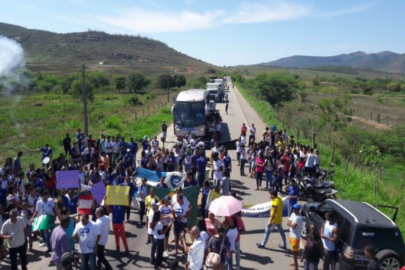 Alunos bloqueiam BA-263 em protesto após proposta de Rui Costa em fechar escola com 400 alunos em Itambé Alunos bloqueiam BA-263 em protesto após proposta de Rui Costa em fechar escola com 400 alunos em Itambé