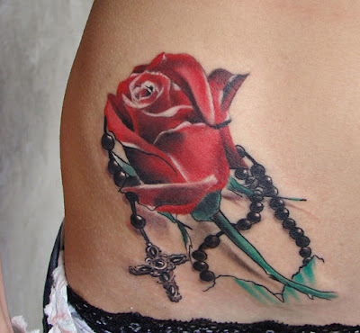 Tatuaje rosa y rosario