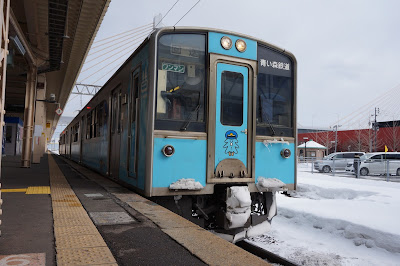 青森駅に停車中の青い森701系