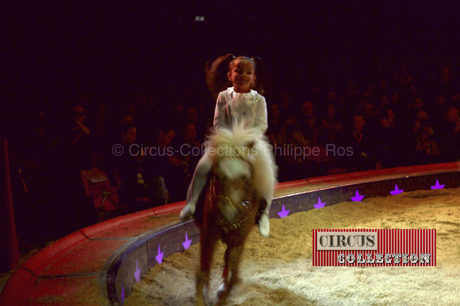 Chanel Marie Knie sur un poneys 