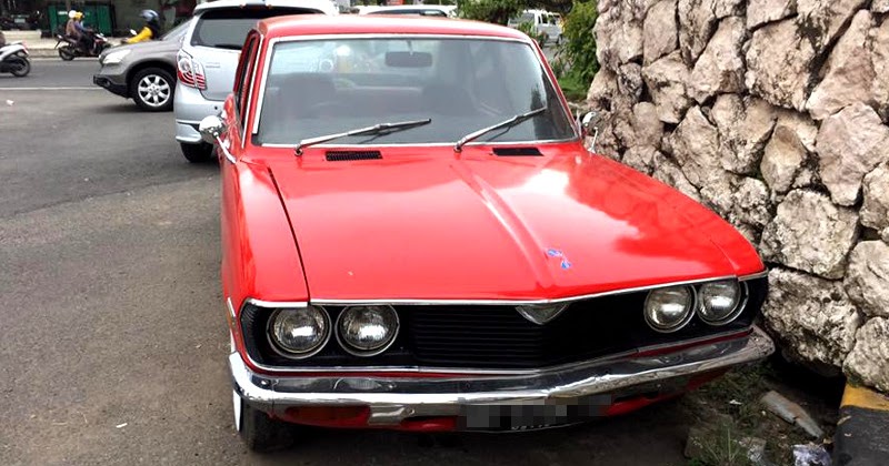 Mobil sedan Mazda lama