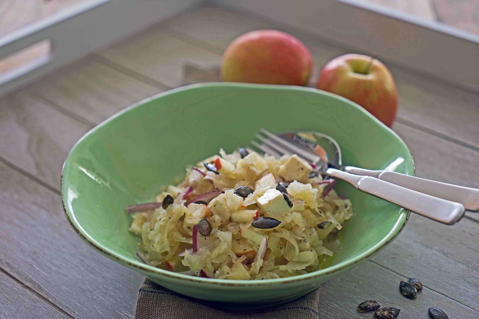 stuttgartcooking: Sauerkraut-Salat mit Schafskäse, Apfel, Honig und ...