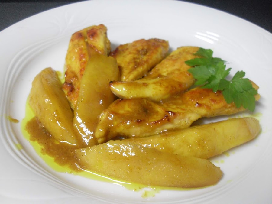 Pechuga de pollo asada a la miel con mango asado y curry