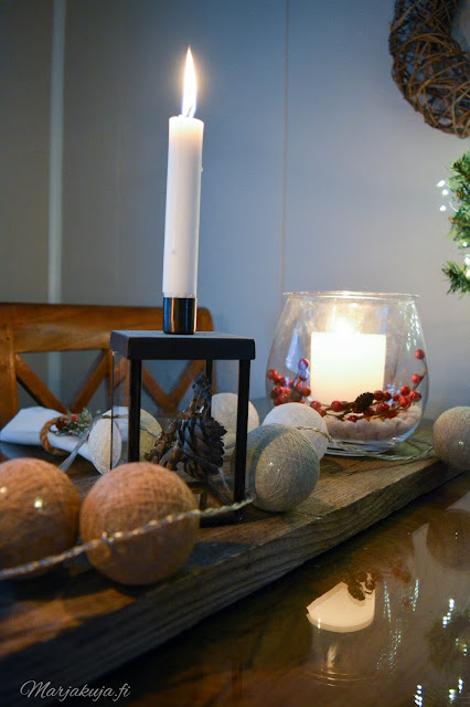 joulupöytä joulu koti kattaus rustiikkinen asetelma pallovalot kynttilä