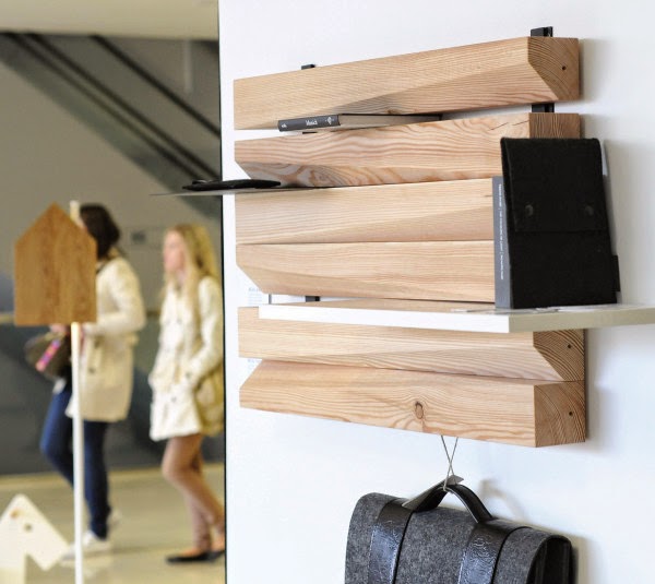 ilia estudio interiorismo: Diseño y creatividad en estantería de madera