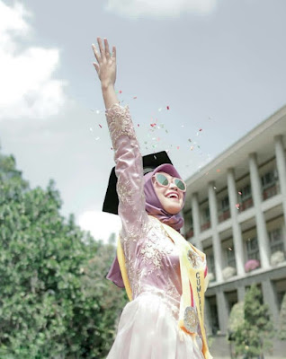 Gambar model hijab wisuda wajah bulat terbaru Gambar model hijab wisuda wajah bulat terbaru