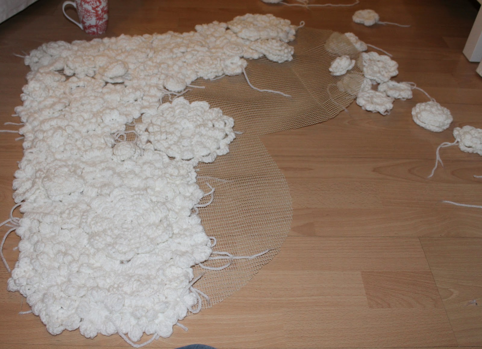 Коврик из старой тюли. Поделки из тюля своими руками. Коврик махровый. Коврики из тюля своими руками. Коврик из кусков ткани.