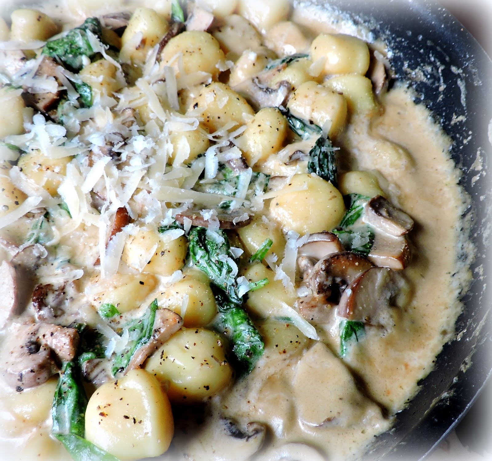 The English Kitchen Creamy Spinach & Mushroom Gnocchi