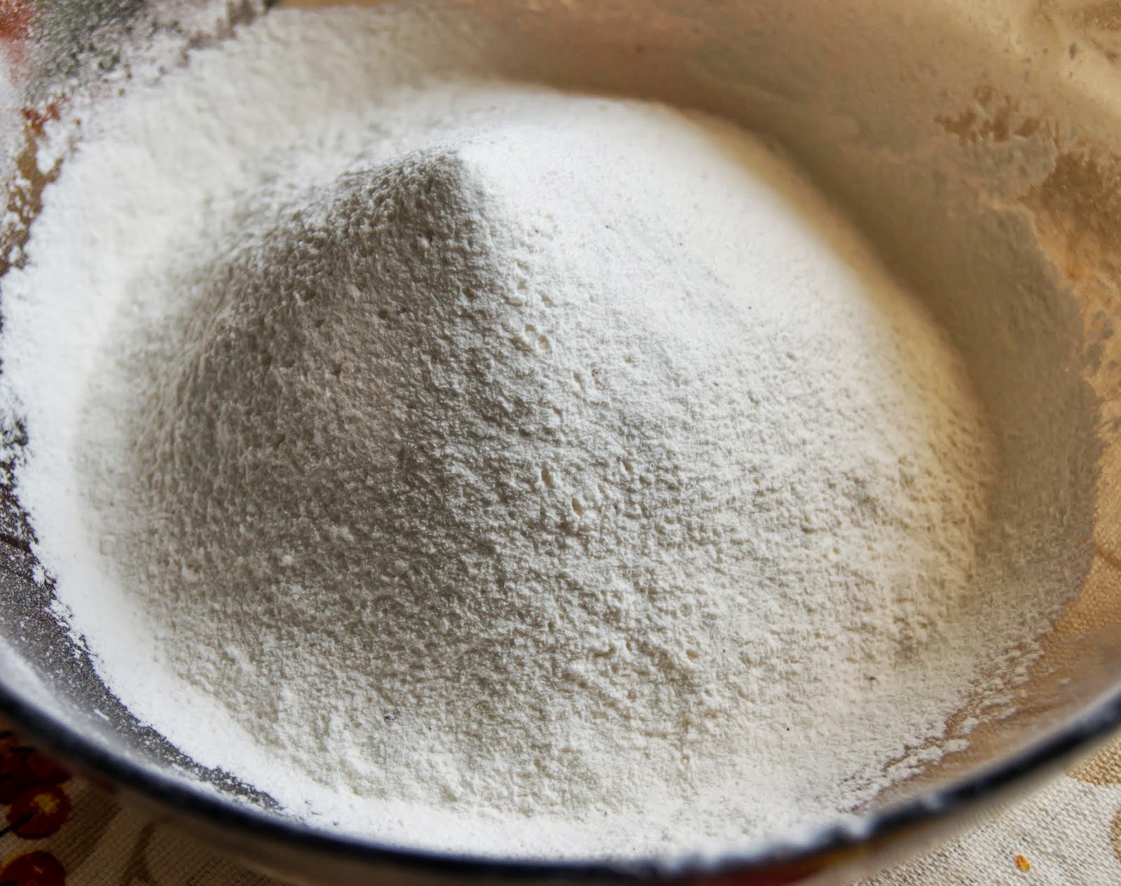 Крахмал добавляют к пшеничной муке для. Крахмал в пшеничной муке. Крахмал добавляют к пшеничной муке для. Мука. Мука в миске.