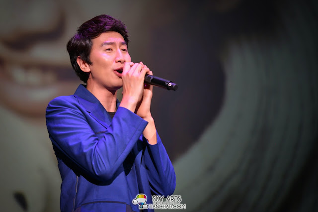 Kwang Soo open the show with his singing Lee Kwang Soo Fan Meeting in Malaysia