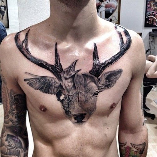 O projeto da tatuagem e a Idéia de homens no peito -de-Veado e do corvo