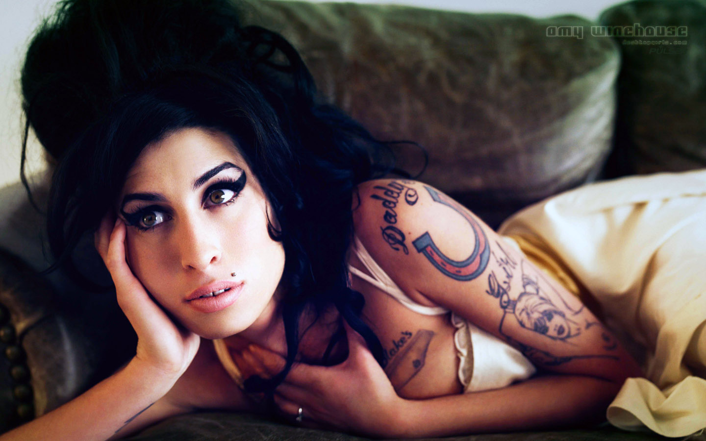 http://3.bp.blogspot.com/-bTQen-Scw00/TitmY9FS7II/AAAAAAAABBg/s5KEqYCdihc/s1600/Amy_Winehouse_Widescreen_211200834740Pm911.jpg