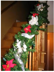 cómo decorar barandillas con guirnaldas en navidad, decoración de barandillas con flores de pascua, decorar las escaleras con flores de navidad