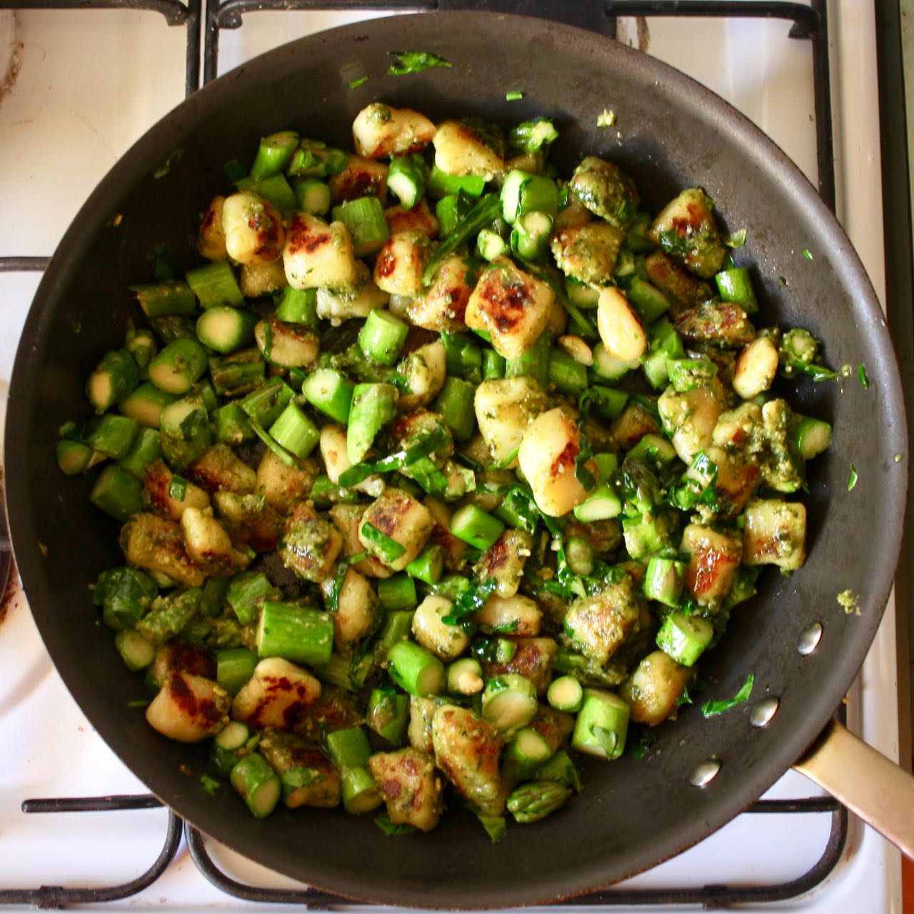 Green Gourmet Giraffe Gnocchi with pesto and asparagus