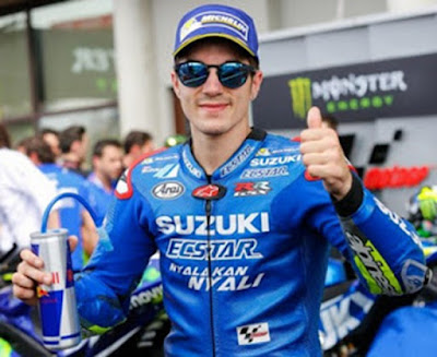 Biografi Maverick Viñales   Biodata  Nama Lengkap : Maverick Viñales Tempat Lahir : Figueres, Spanyol Tanggal Lahir : 12 January 1995 Kebangsaan : Spanyol Karir : Rider MotoGP Team saat Ini : Yamaha Movistar Motor : Yamaha YZr-M1 Nomor : 25 Akun twitter : @maverickmack25 Akun Instagram : @maverickvinales25 Situs Pribadi : www.Maverick25.com  Biografi   Debut vinales di balapan MotoGP adalah pada musim 2015. Di debut pertamanya tersebut ia finis di posisi 12 dan dinobatkan sebagai Rookie Of The Year atau Pembalap Debut terbaik. Kala itu ia bergabung bersama Aleix Espargaro yakni di team Suzuki Ecstar. Tahun 2016, adalah tahun kebangkitanya bersama Suzuki. Setelah dilakukan pengambangan gearbox dan mesin baru pada tunggangnya, beberapa kali Vinales tampil secara impresif. Sepanjang musim 2016, vinales mampu merangsak ke 10 besar. Tahun 2017 Vinales dipinang oleh Yamaha Moviestar untuk menggantikan posisi Lorenzo yang pindah ke dukati. Di dua seri MotoGP 2017, penampilan Maverick Vinales sangat impresif. Tak tanggung tanggung ia berhasil menjuarai GP Qatar dan GP Argentina. Tak heran jika sekarang di pencarian google banyak yang mencari biodata Maverick Vinales.  Sebelum berkiprah di kelas MotoGP, pembalap yang dijuluki Top Gun ini sudah menuai prestasi di ajang 