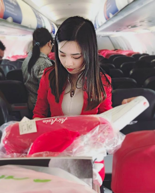 Nữ tiếp viên hàng không gây sốt trên MXH chỉ sau tấm ảnh chụp trộm của hành khách