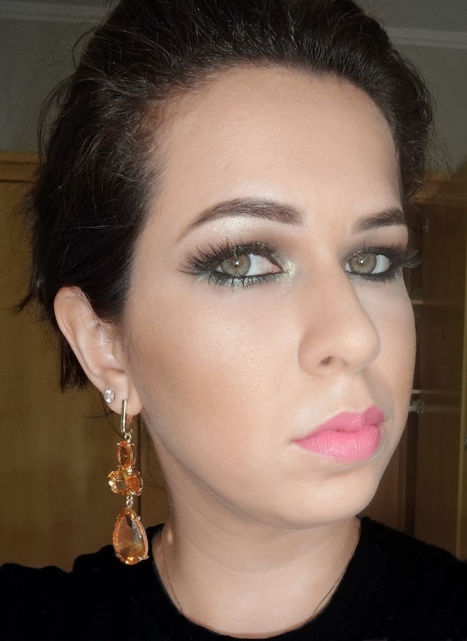 Maquiagem verde esmeralda com glitter