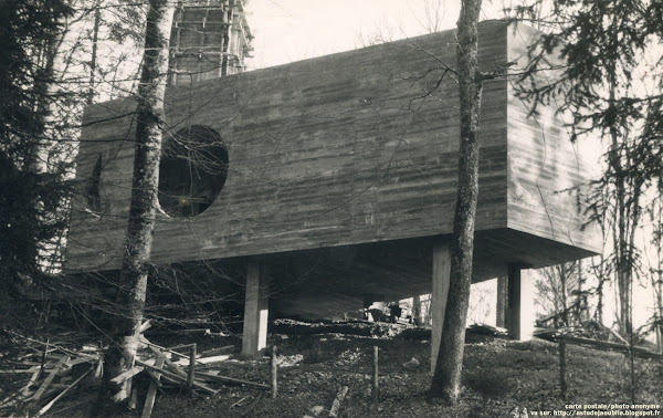 Beaulieu-en-Argonne - L'ermitage de Saint-Rouin, Chapelle Construction: 1954 - 1961 Architecte: Le père Rayssiguier Aménagement (Baptistère, bénitier, confessionnal, croix de l'autel, porte): Pierre Székely Dessins des vitraux, décoration extérieure: Kimié Bando Vitraux (exécutions): Atelier Bony Beaulieu-en-Argonne - L'ermitage de Saint-Rouin, Chapelle Construction: 1954 - 1961 Architecte: Le père Rayssiguier Aménagement (Baptistère, bénitier, confessionnal, croix de l'autel, porte): Pierre Székely Dessins des vitraux, décoration extérieure: Kimié Bando Vitraux (exécutions): Atelier Bony