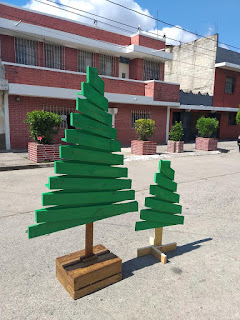 Árbol navideño hecho con palets de madera reciclados con repisas 