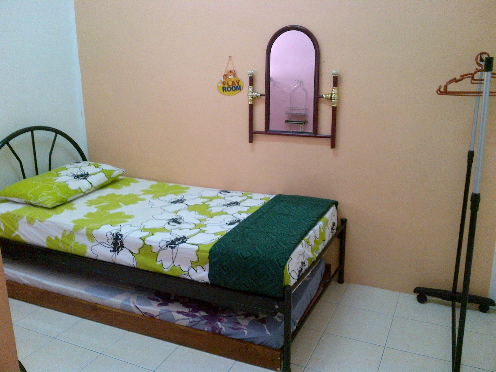 Homestay Penang 1 Katil Single Almari Dan Hanger Cermin Penggantung Baju