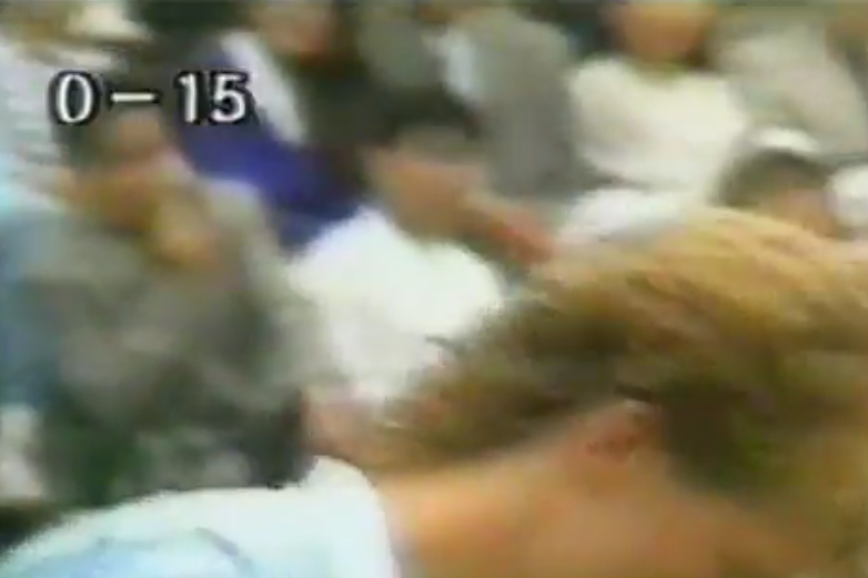1990年のジャパンオープンテニスの男子シングル決勝を有明テニスの森の有明コロシアムで観戦している結城永人