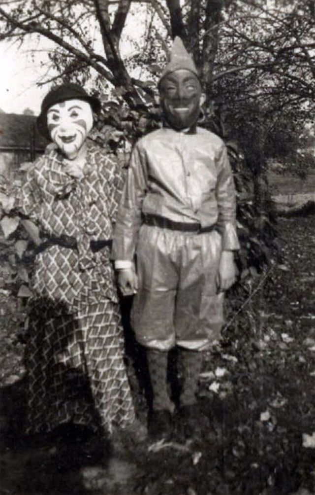 Creepy Halloween Costumes from the 1930s and 1940s vintage everyday