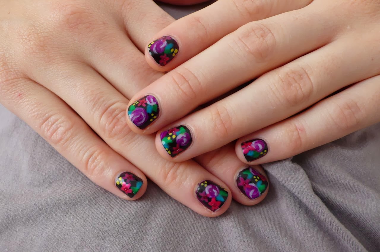 Nail-design-with-contrast-in-the-dark-theme-nail-art-designs.jpg