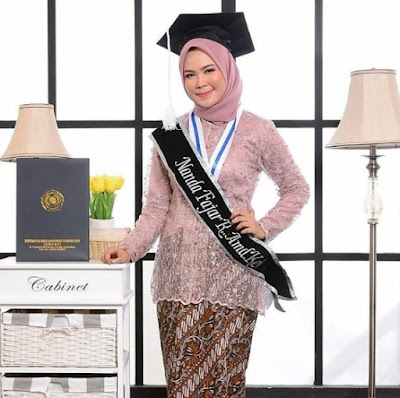 Gambar model hijab wisuda wajah bulat terbaru Gambar model hijab wisuda wajah bulat terbaru