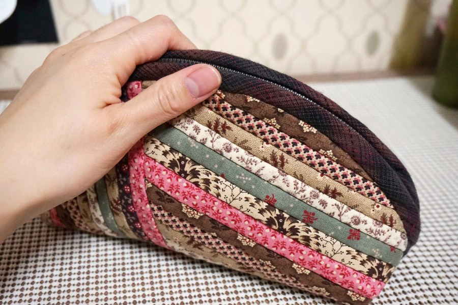 Quilts Zippers Pouch, Cosmetics Bag. DIY tutorial in pictures.