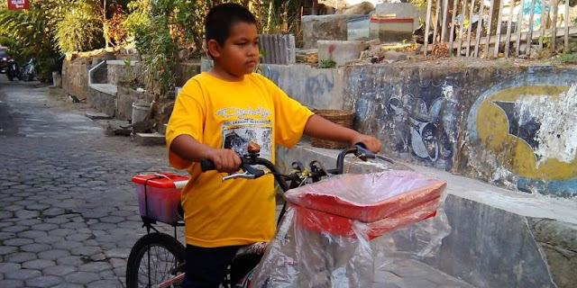 Jangan Pernah Memberi Uang Lebih Pada Bocah Penjual Kue Keliling Ini, Inilah Alasannya Jangan Pernah Memberi Uang Lebih Pada Bocah Penjual Kue Keliling Ini, Inilah Alasannya