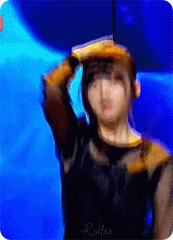 걸크러쉬인척 하는 17살 시절의 아린이.GIF | 인스티즈