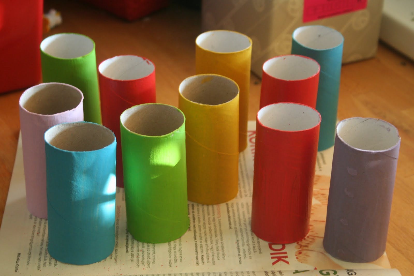 Carrinhos de corrida com tubos reciclados de papel higiênico