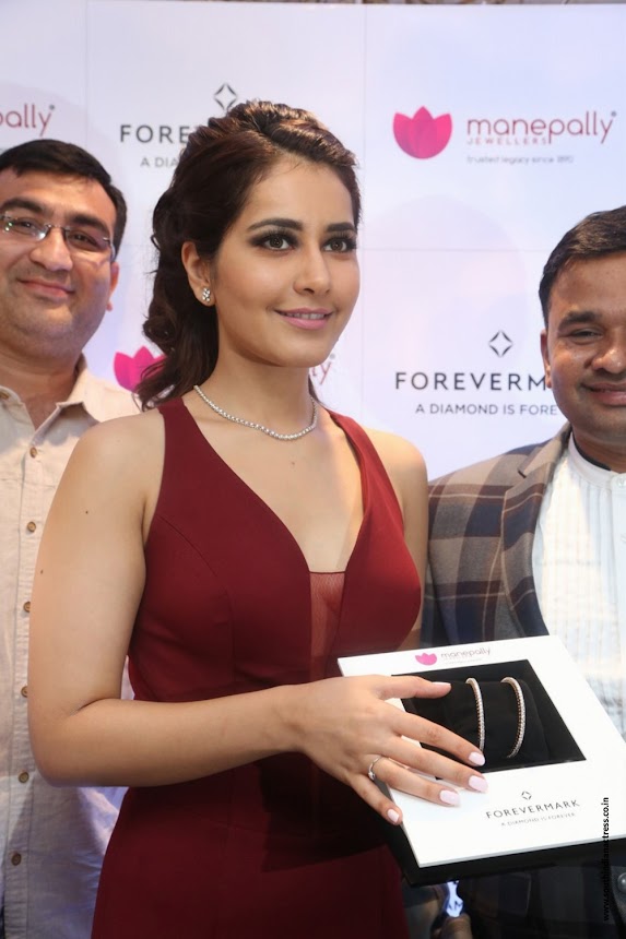 Raashi Khanna launches Forevermark Diamonds at Manepally Jewellers