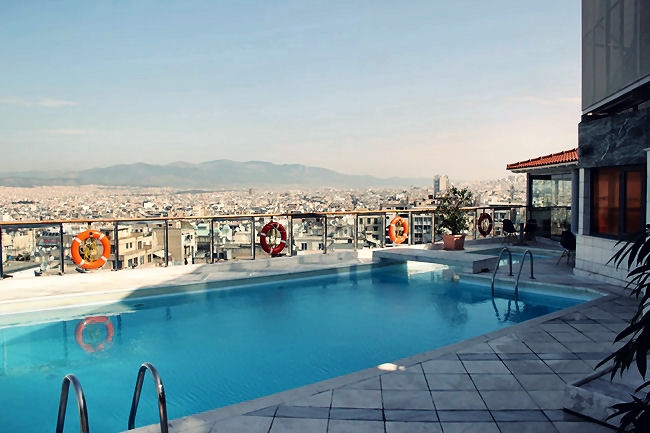 Dorian Inn hotel roof pool