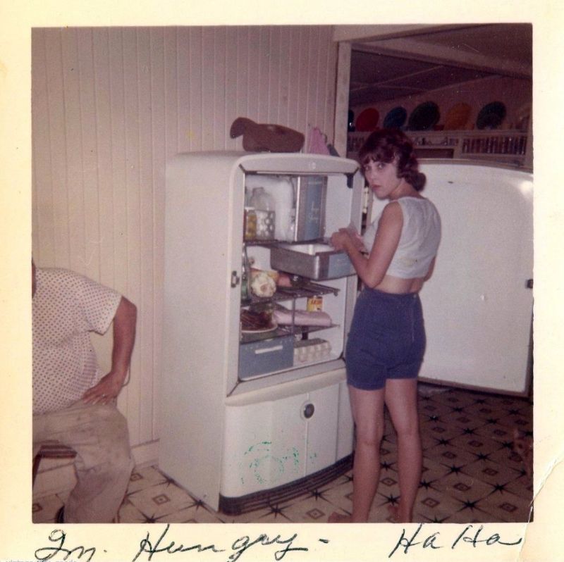 25 Vintage Photos Show What People Often Had in the Refrigerators From