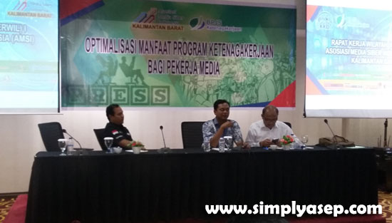 PANELIS : Para panelis pembicara Rapat Kerja Wilayah pertama AMSI dengan moderator dari ANTARA KALBAR. Dalam acara ini dibuka beberapa sesi tanya jawab. Foto Asep Haryono PANELIS : Para panelis pembicara Rapat Kerja Wilayah pertama AMSI dengan moderator dari ANTARA KALBAR. Dalam acara ini dibuka beberapa sesi tanya jawab. Foto Asep Haryono