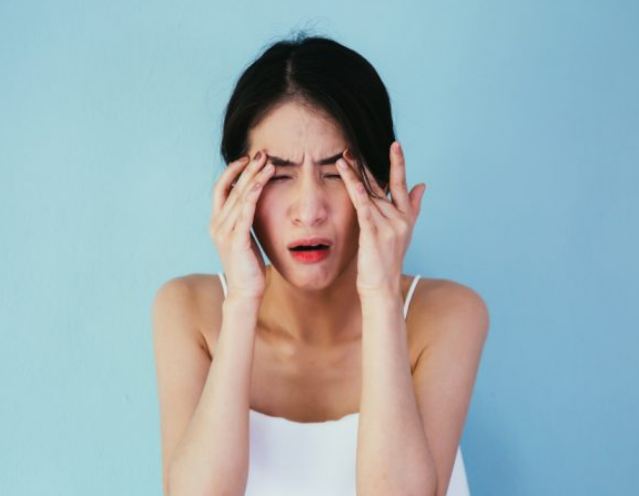 6 Penyebab Kedutan di Alis dari Hal Sepele Hingga Penyakit ~ BERITA KOCIK