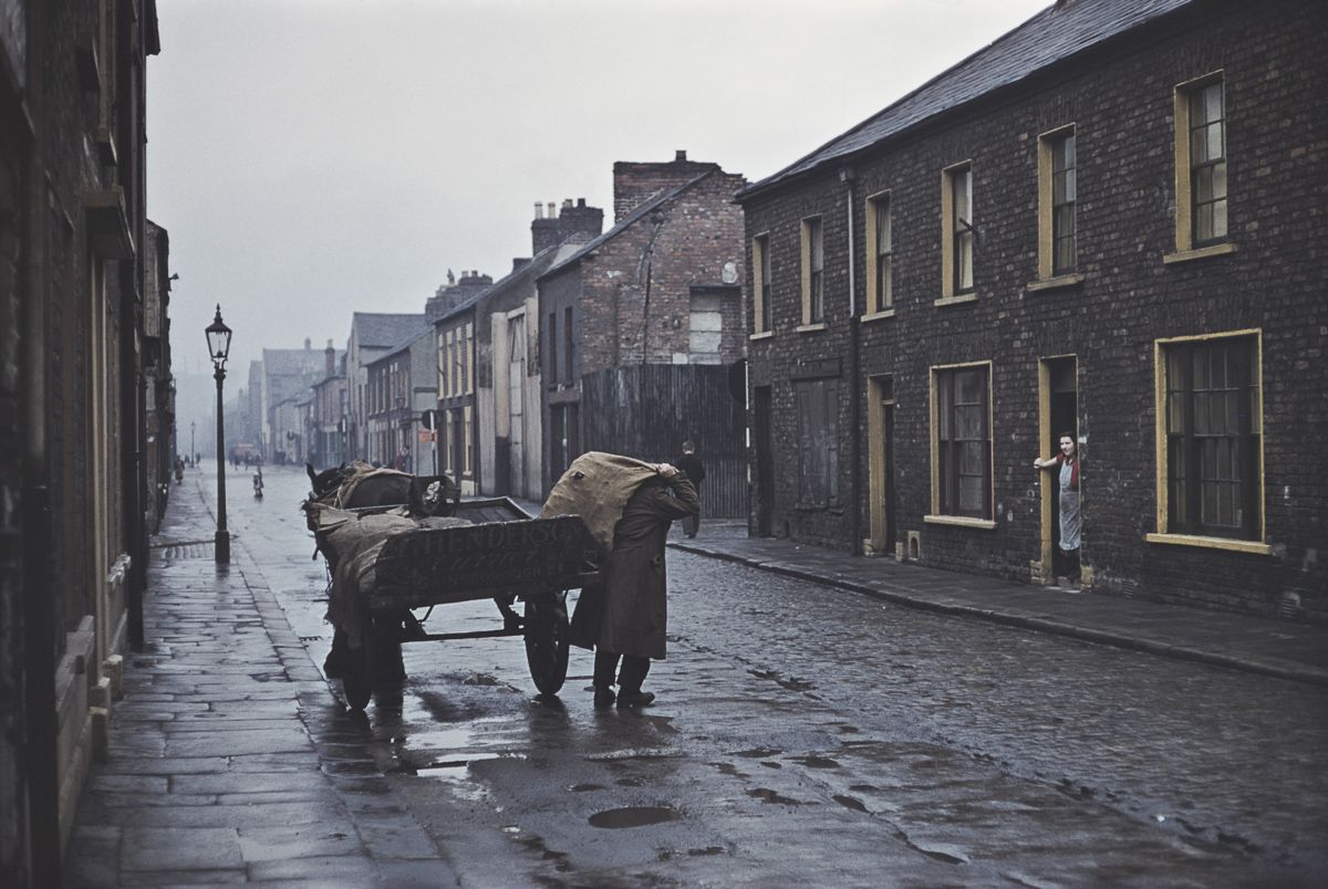 26 Wonderful Color Photographs Captured Everyday Life in Belfast in