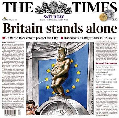 The Times 10/12/2011 Portada-Viñeta Peter Brookes: David Cameron como Manneken Pis