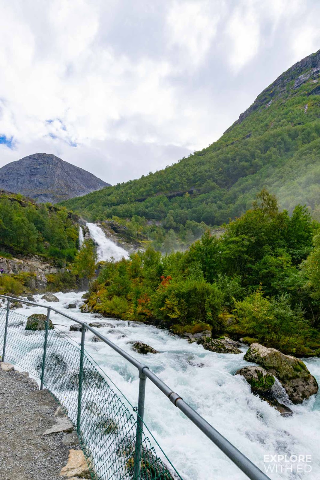 The walking route to Briksdal along the river