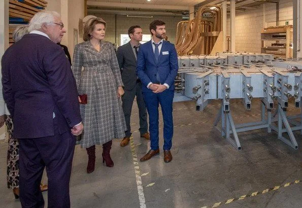 King Philippe and Queen Mathilde visited the Penitentiary Agricultural Center in Ruiselede and business Piano’s Maene. Natan coatdress.