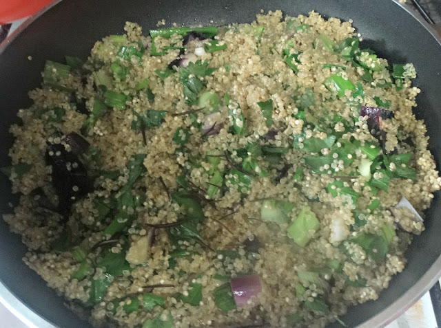 Dorando la quinoa más el apio, puerro, cebolla de verdeo y romero